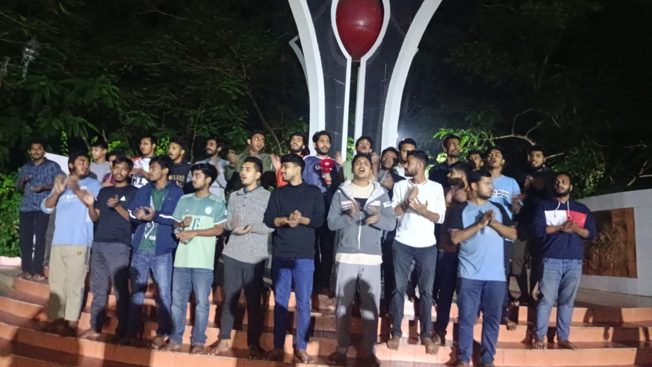 মধ্যরাতে ভারতবিরোধী স্লোগানে উত্তাল নোবিপ্রবি