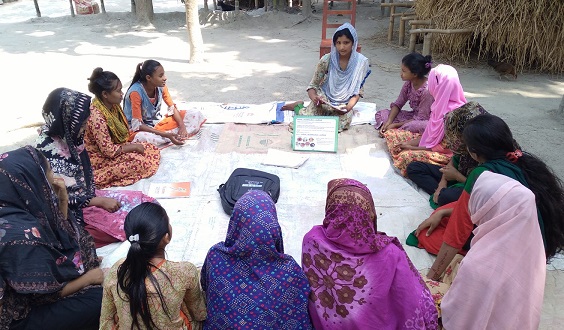 হাতে প্ল্যাকার্ড,কন্ঠে স্লোগান, গণসচেতনতায় মিষ্টি খাতুন