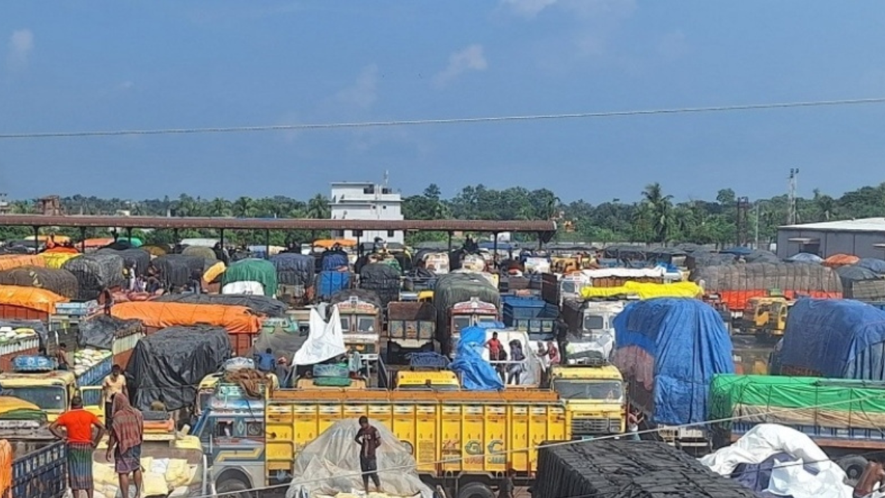 সাতক্ষীরার ভোমরা স্থল বন্দরে আমদানি-রপ্তানি কার্যক্রম স্বাভাবিক রয়েছে