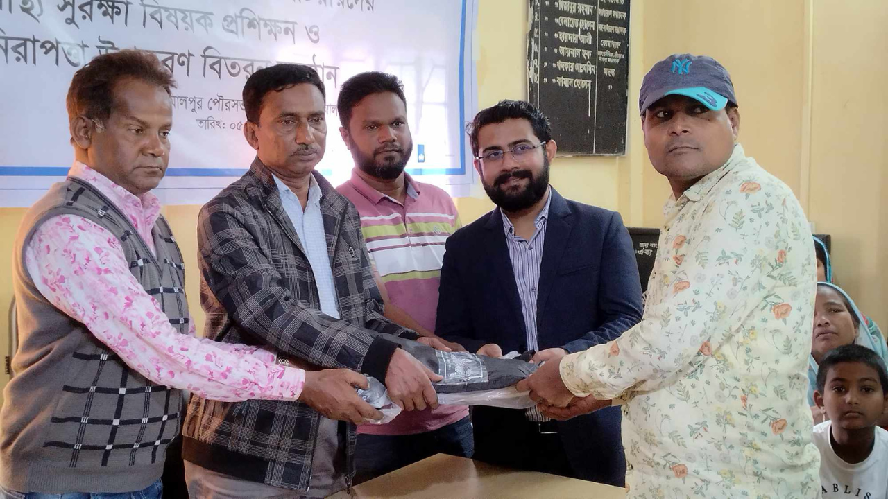 জামালপুরে পরিচ্ছন্নতা কর্মীরা পেলো প্রশিক্ষন ও নিরাপত্তা উপকরণ