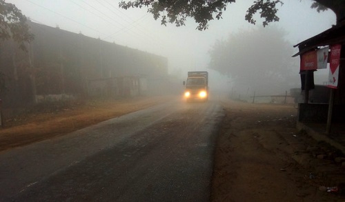 বৃষ্টির মতো পড়ছে কুয়াশা, যানবাহন চলছে হেডলাইট জ্বালিয়ে