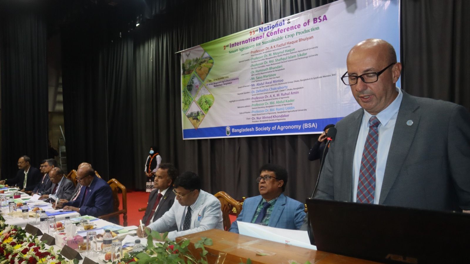 খাদ্য চাহিদা মেটাতে স্মার্ট কৃষিতত্ত্বের প্রয়োগ অপরিহার্যঃ বাকৃবি উপাচার্য