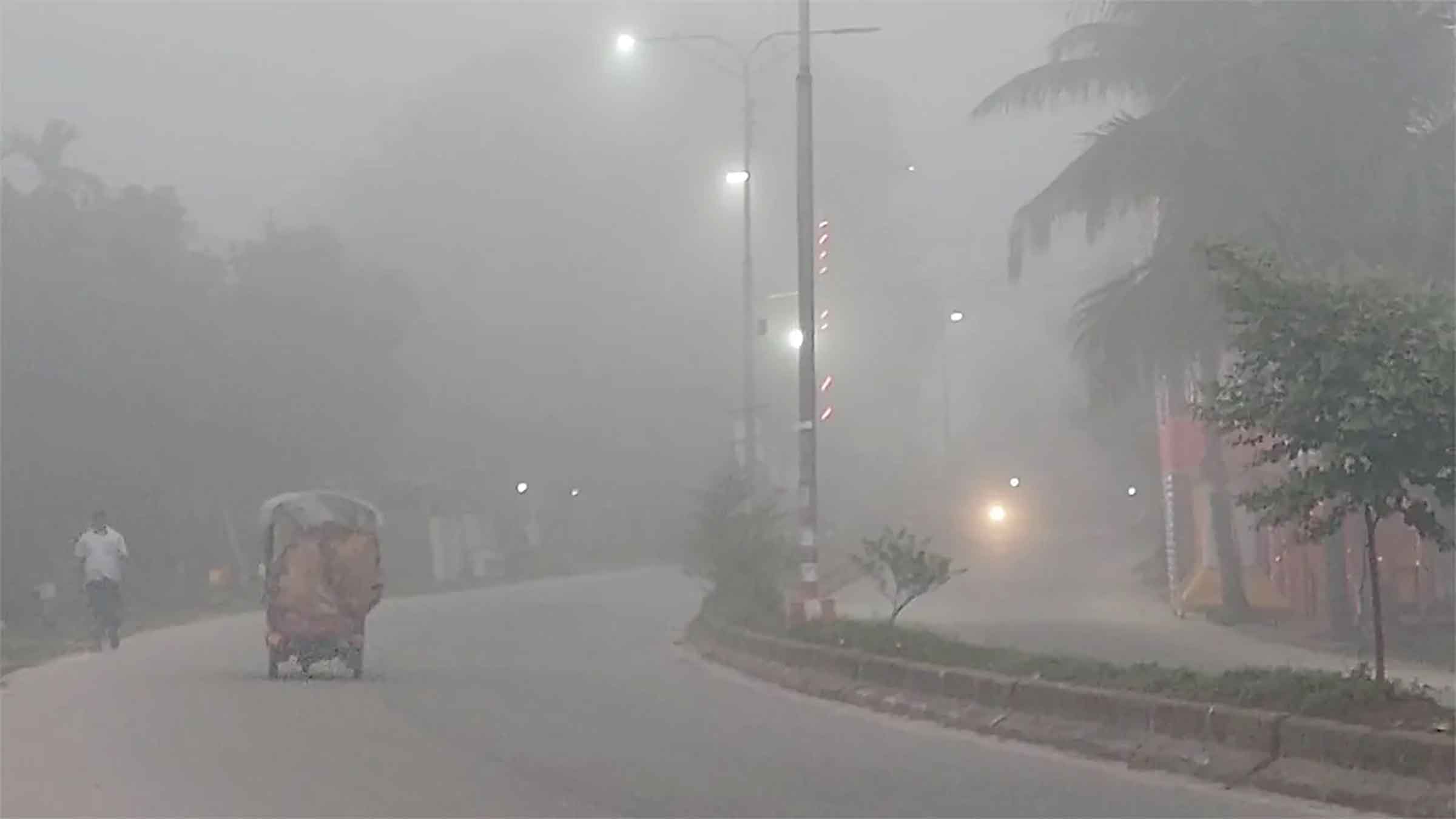 ঘন কুয়াশার চাদরে ঠাকুরগাঁও, বাড়ছে শীতজনিত দুর্ভোগ