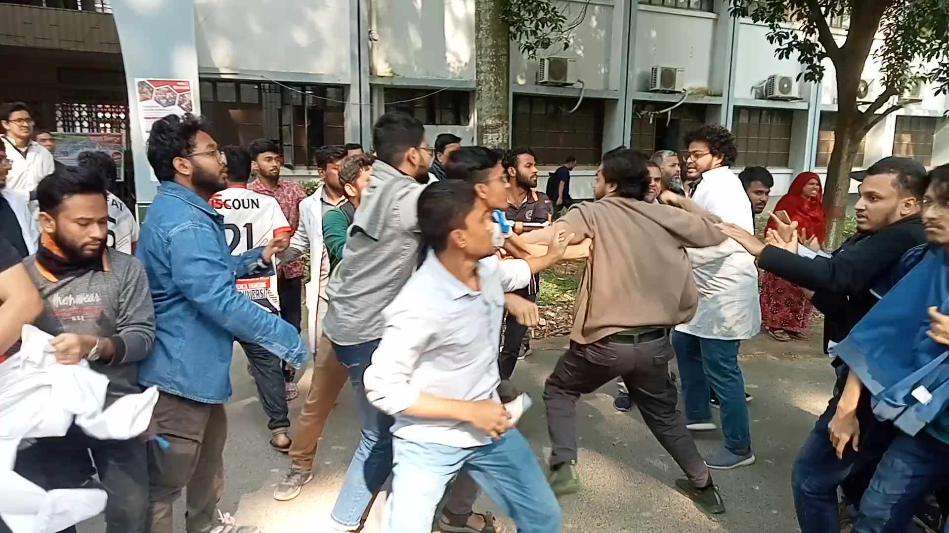 ইসলামী বিশ্ববিদ্যালয়: খেলাকে কেন্দ্র করে মারামারিতে জড়ালো দুই বিভাগের শিক্ষার্থীরা