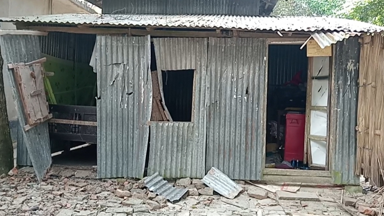 পূর্ব শত্রুতার জেরে বাড়িঘরে নারকীয় হামলা:মারাত্মক আহত-১