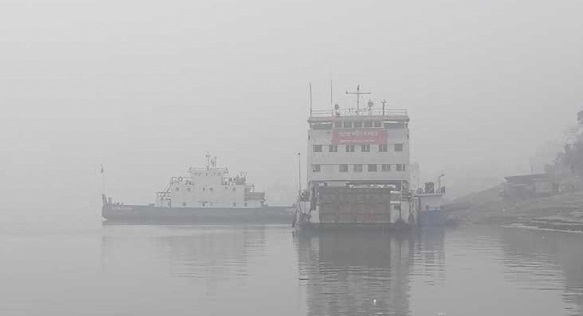 মধ্যরাত থেকে মাঝ নদীতে আটকা দুই ফেরি