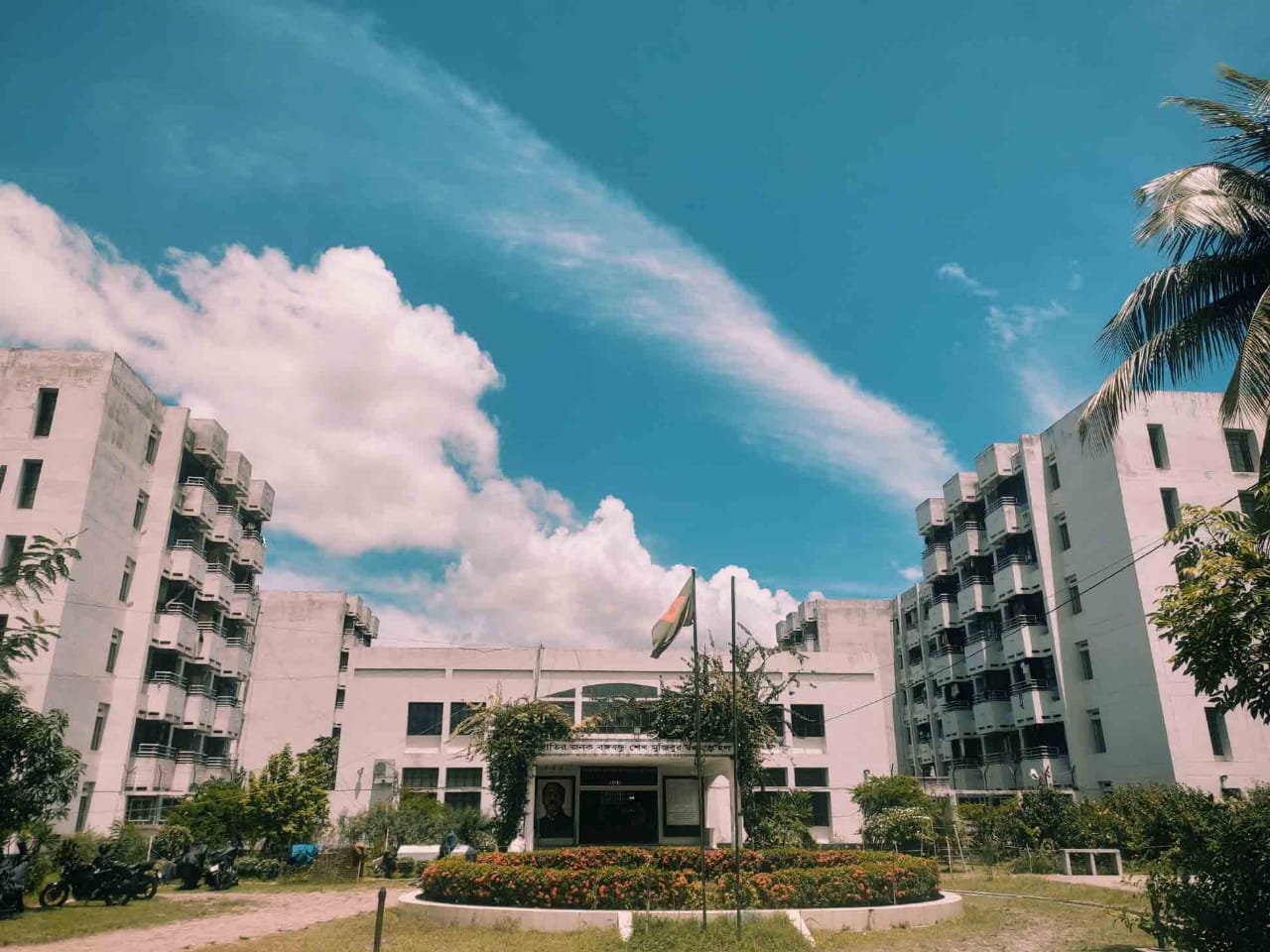 খুবিতে বদলাচ্ছে রাজনীতি সংশ্লিষ্ট ব্যক্তিদের ভবনের নাম