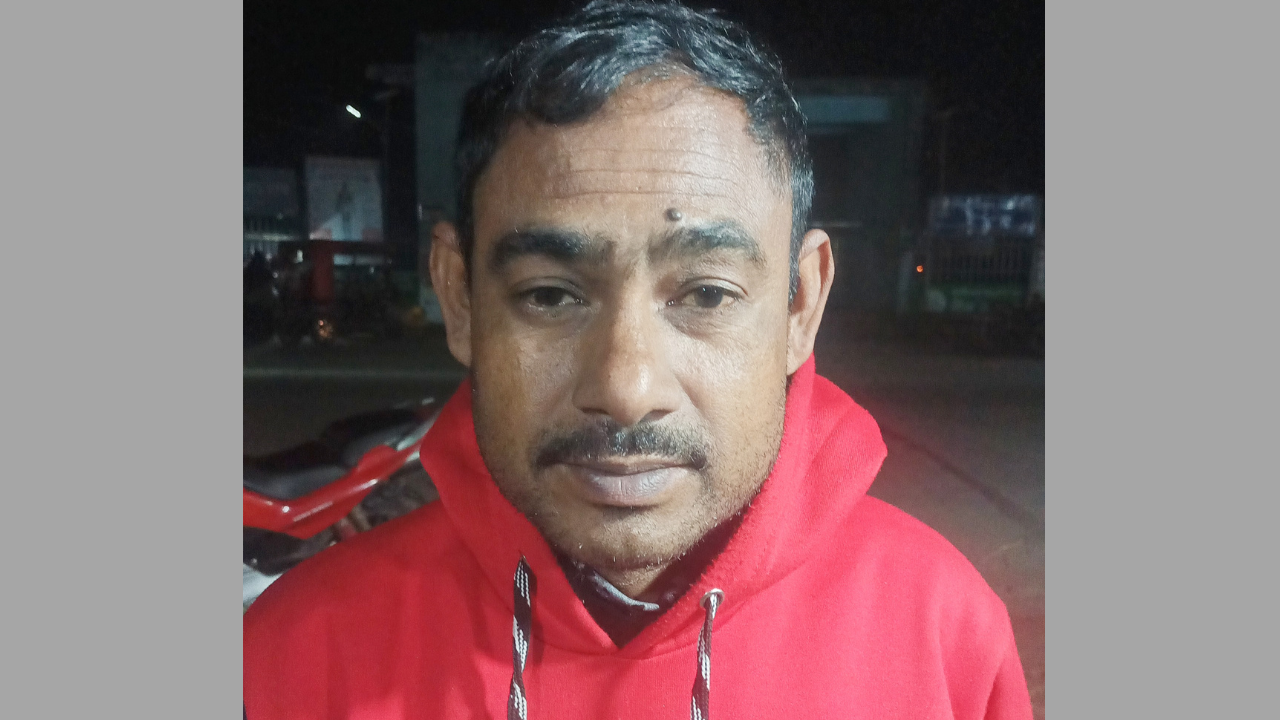 বিদ্যালয়ের ঝাড়ুদার প্রধান শিক্ষকের রোষানলে পড়ে চাকরি হারিয়ে দ্বারে দ্বারে ঘুরছে