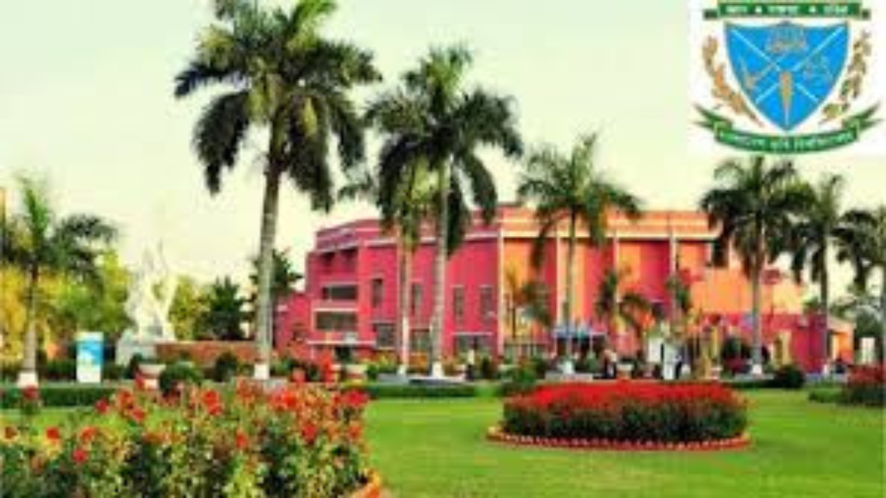 বিশ্ববিদ্যালয়ের ভিতরে শিক্ষককে মারধর, বাসার সামনে ককটেল বিস্ফোরণের অভিযোগ