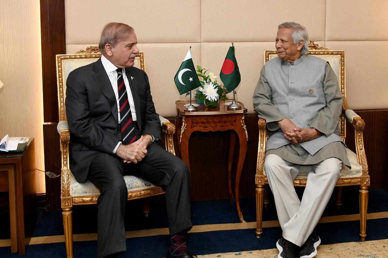 প্রধান উপদেষ্টার সঙ্গে পাকিস্তানের প্রধানমন্ত্রীর বৈঠক