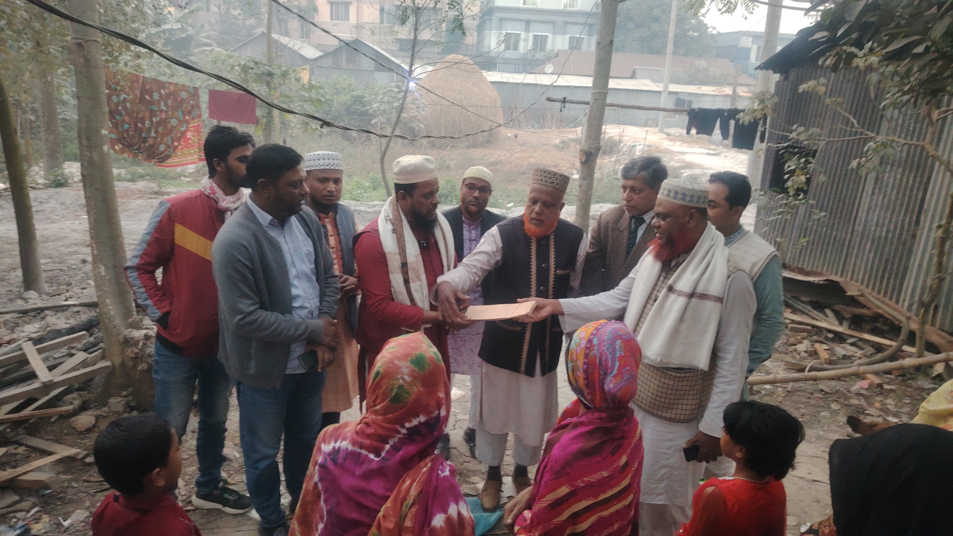 গাজীপুরে অগ্নিকাণ্ডে ক্ষতিগ্রস্ত ১৭ পরিবারের পাশে জামায়াতে ইসলামী