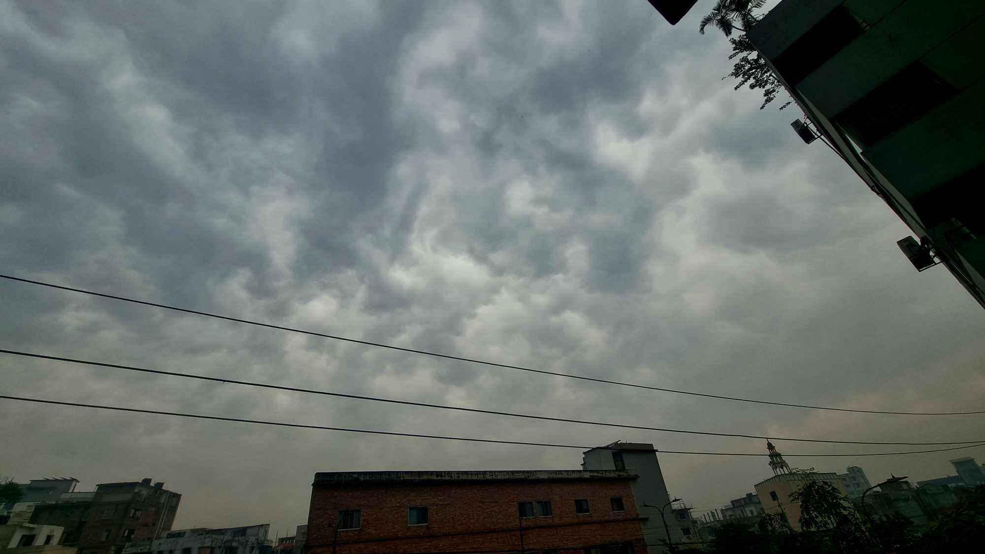 মেঘ জমেছে ঢাকার আকাশে, বৃষ্টি নিয়ে যে বার্তা