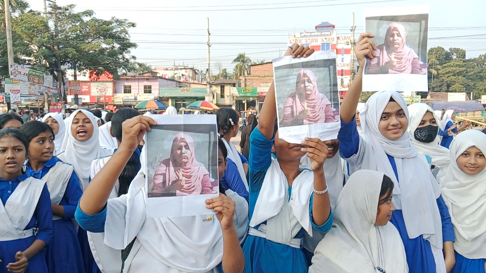 লক্ষ্মীপুরে শিক্ষক-শিক্ষিকার পাল্টাপাল্টি অভিযোগ, শিক্ষা কার্যক্রম ব্যহত!