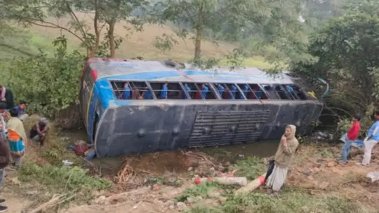 ফেনীর ফুলগাজীতে বাস উল্টে আহত ২০