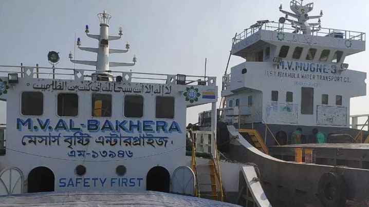 চাঁদপুরে মালবাহী জাহাজ থেকে ৫ জনের মরদেহ উদ্ধার