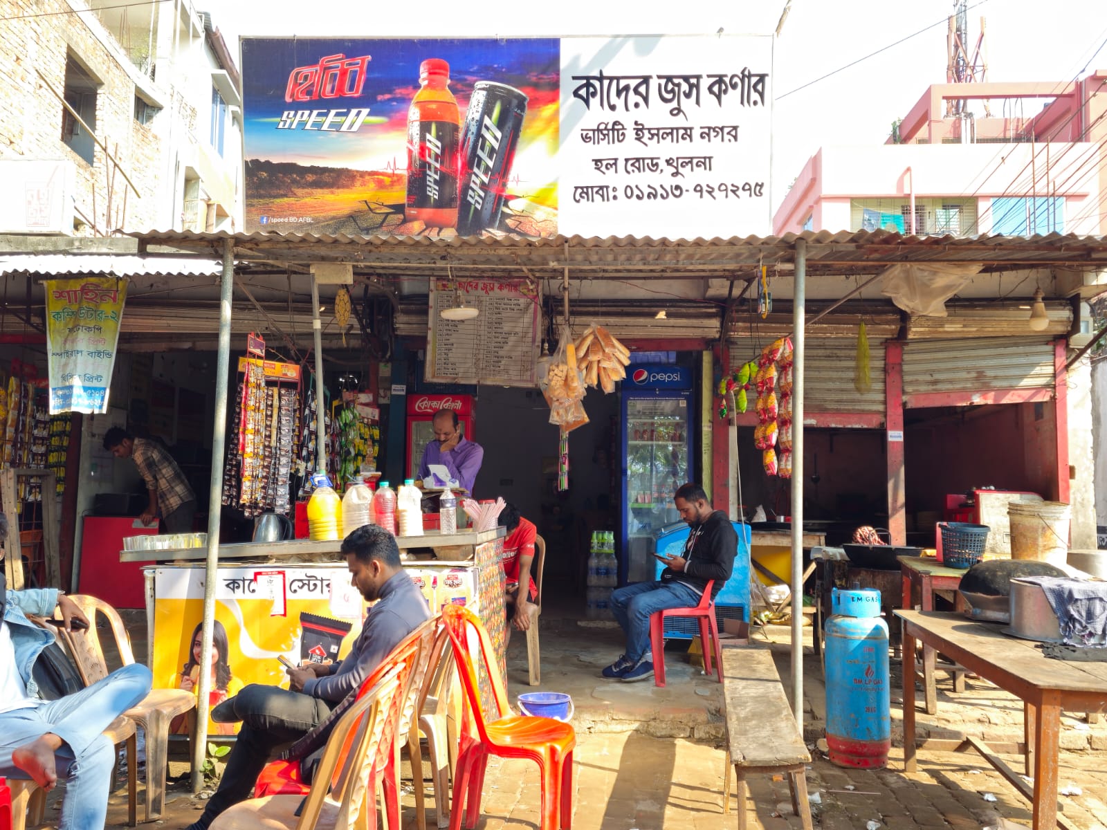 খুবিতে শিক্ষার্থীদের বাকি খাওয়ায় দোকান চালাতে হিমশিম খাচ্ছে ’কাদের ভাই’