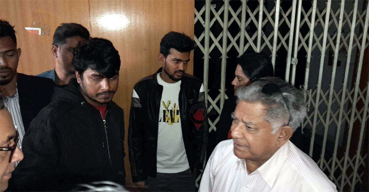 পোড়া অফিস দেখে বিমর্ষ আসিফ, বললেন ‘সব শেষ হয়ে গেছে’