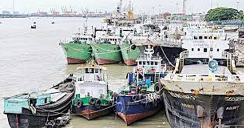 লাগাতার কর্মবিরতিতে পণ্যবাহী নৌযান শ্রমিকেরা