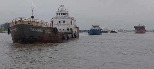 মোংলা বন্দরসহ চলছে নৌযান শ্রমিকদের লাগাতার কর্মবিরতি