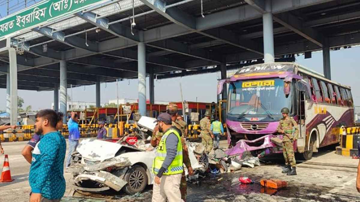 ঢাকা-মাওয়া এক্সপ্রেসওয়ের টোল প্লাজায় বাসের ধাক্কায় ৫ জন নিহত