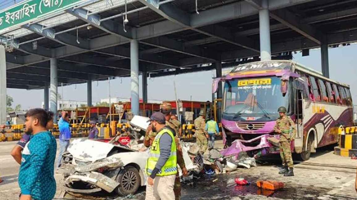 এক্সপ্রেসওয়েতে দুর্ঘটনা: বাসের ফিটনেস ছিল না, চালক নেশা করতেন