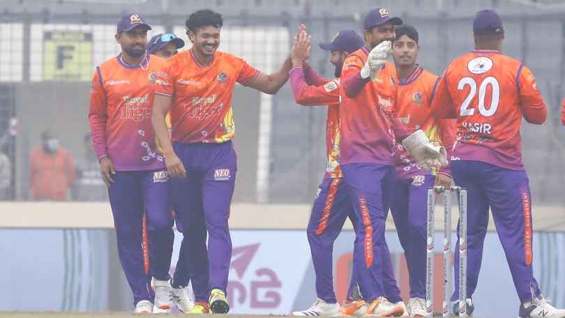 ৭ উইকেট নিয়ে ইতিহাসগড়া বোলিং তাসকিনের