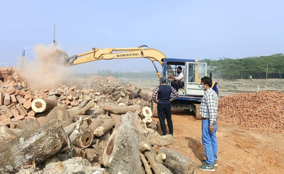 লক্ষ্মীপুরে অবৈধ ইটভাটায় প্রশাসনের অভিযান,  নগদ অর্থ জরিমানাসহ ভাঙলেন টিনের চিমনি