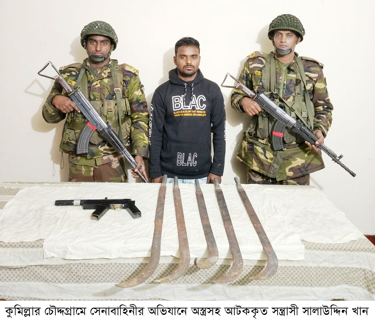 চৌদ্দগ্রামে সন্ত্রাসী আটক, ‘টর্চার সেল’ থেকে অস্ত্র উদ্ধার