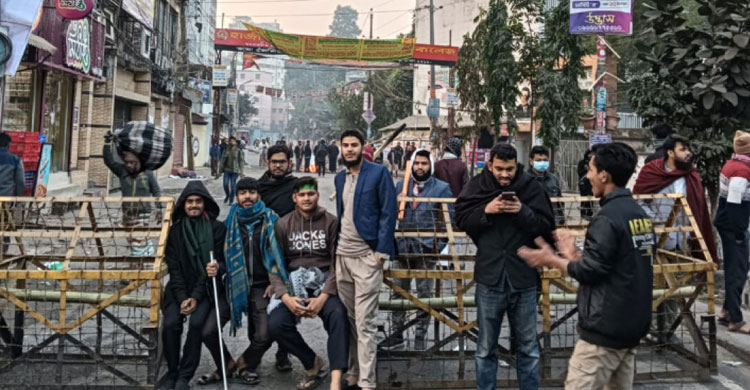 আলিয়া মাদরাসার মাঠ থেকে আদালত সরাতে শিক্ষার্থীদের অবস্থান