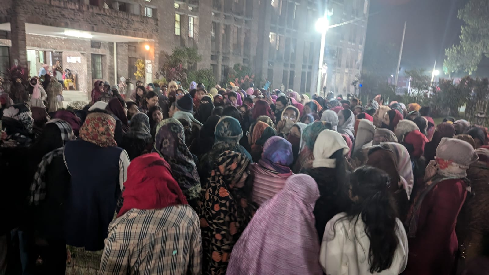 শেখ ফজিলাতুন্নেছা মুজিব হলের নাম ফেরত চেয়ে বাকৃবিতে ছাত্রীদের বিক্ষোভ