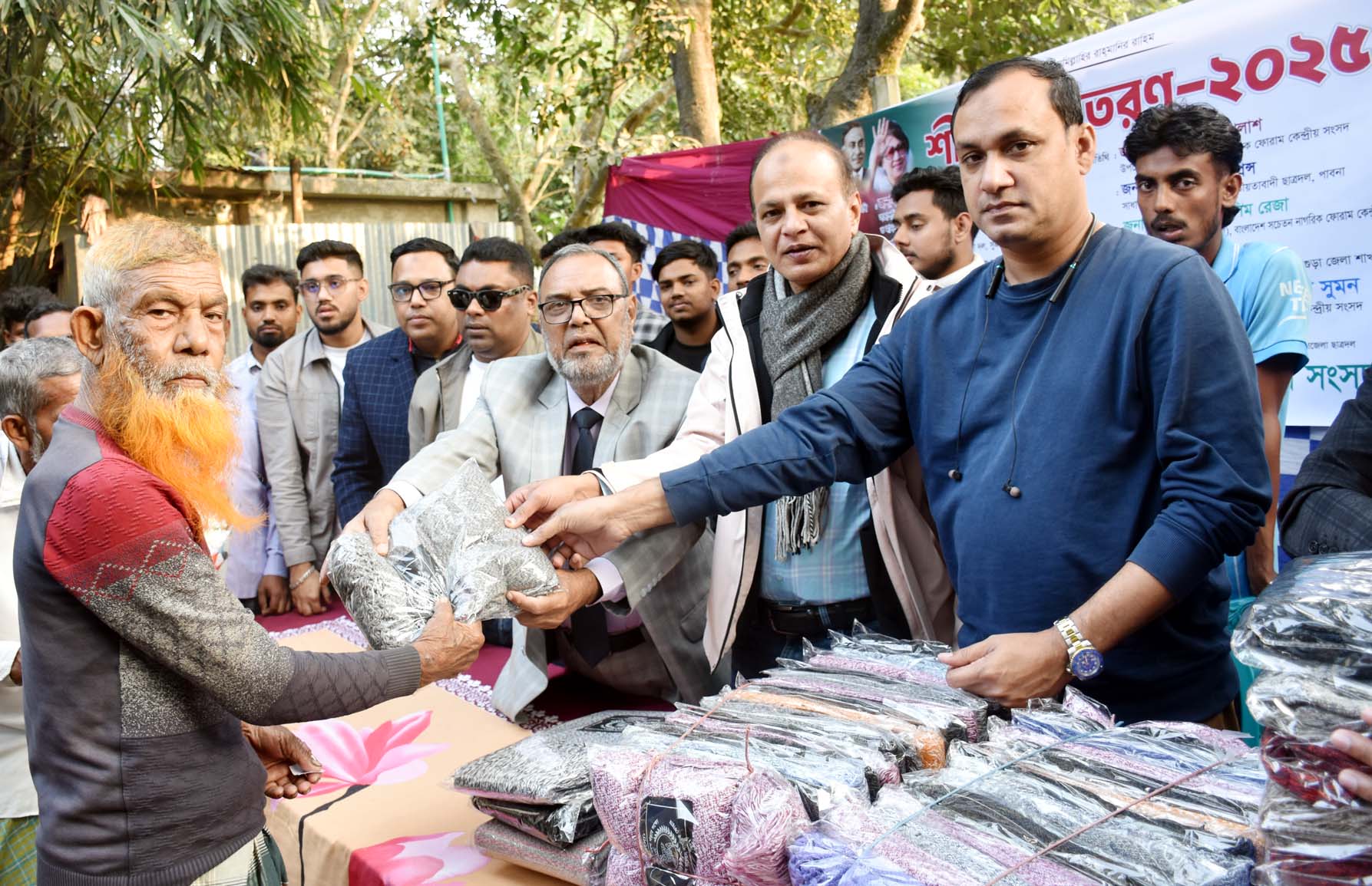 বাংলাদেশ সচেতন নাগরিক ফোরামের উদ্যোগে শীতবস্ত্র বিতরণ