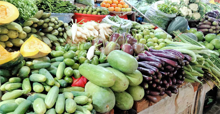 সবজিতে স্বস্তি ফিরলেও চড়া মাছের বাজার