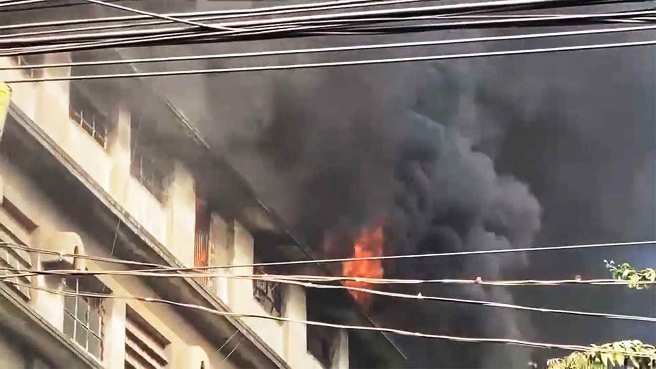 হাজারীবাগে ট্যানারির গোডাউনে ভয়াবহ আগুন, ভেঙে পড়ছে ভবনের কাচ