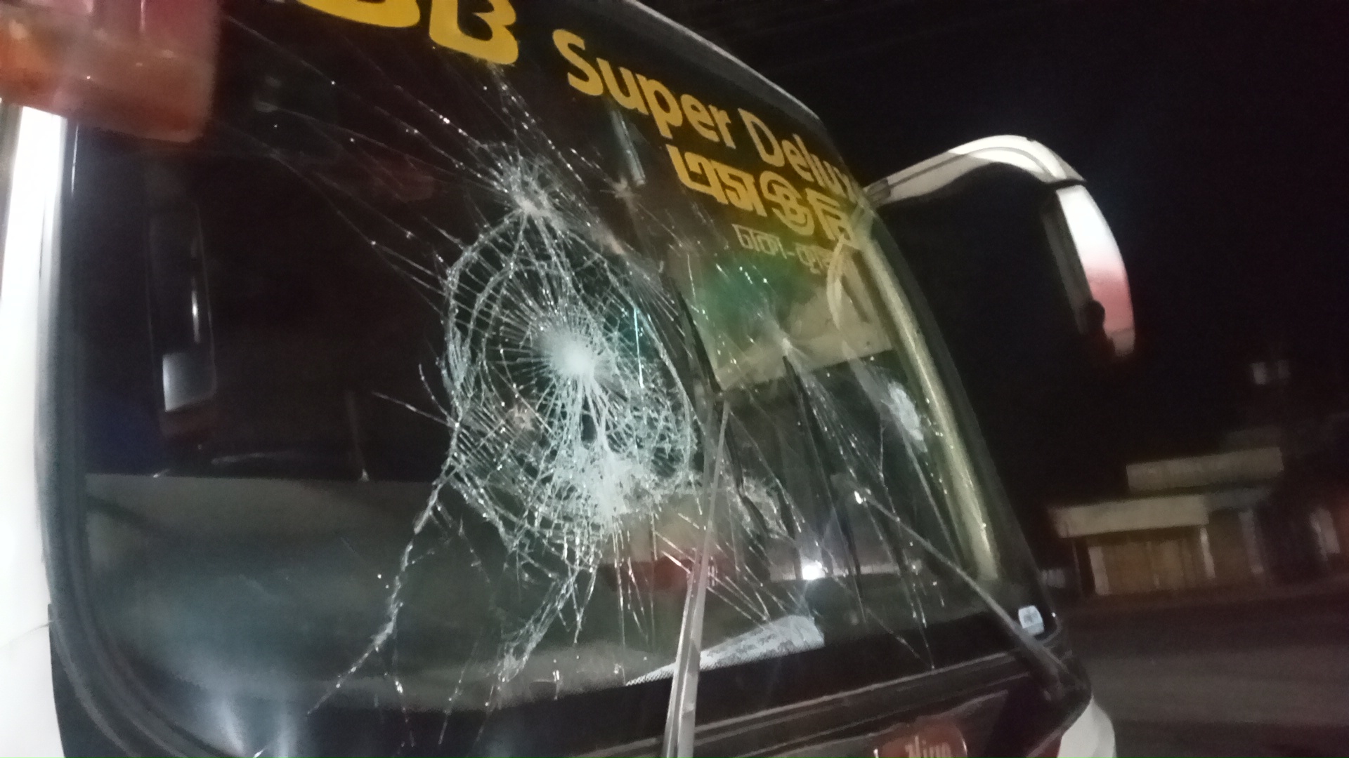 বাস ভাঙচুরে বাঁধা দেওয়ায় সমন্বয়কদের উপর চড়াও-হাতাহাতি