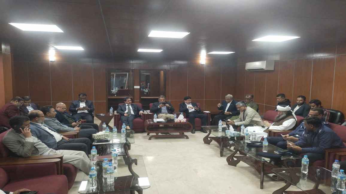 স্থবির রেল যোগাযোগ: বৈঠক থেকে সিদ্ধান্ত ছাড়াই বেরিয়ে গেলেন নেতারা