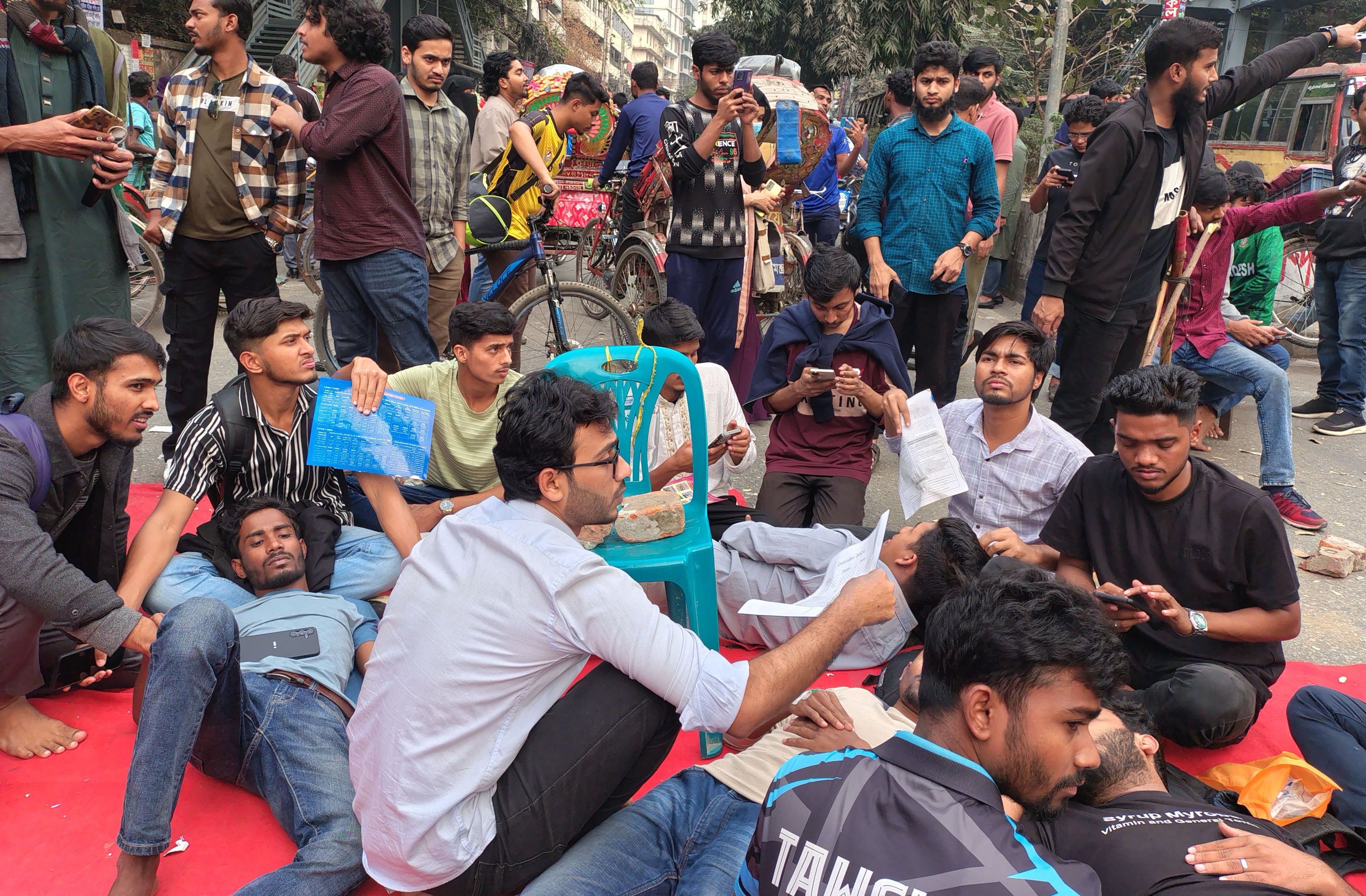 সড়ক বন্ধ করে তিতুমীরের শিক্ষার্থীদের আন্দোলন