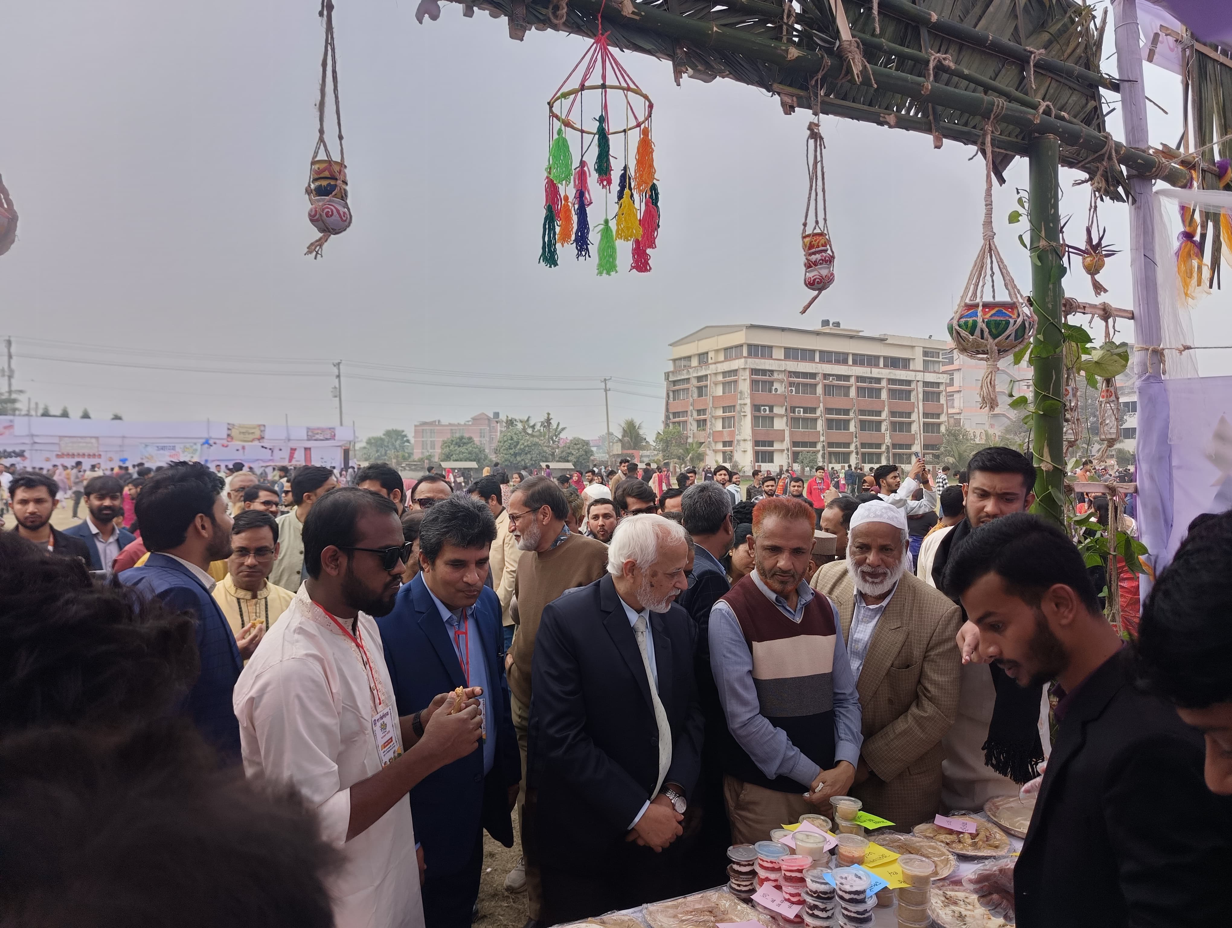 রকমারি পিঠায় মাতোয়ারা গণ বিশ্ববিদ্যালয়ের পিঠা উৎসব