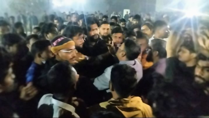 ইসলামী বিশ্ববিদ্যালয়: বাসের সিটে বসা নিয়ে দফায় দফায় মারামারি