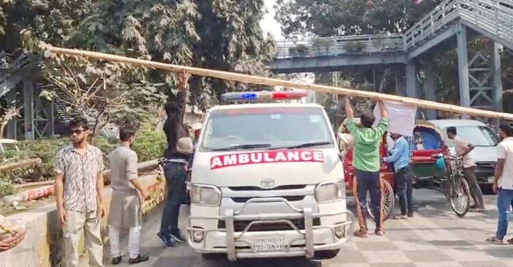 সড়ক বন্ধ করে দিয়েছেন তিতুমীর কলেজের শিক্ষার্থীরা, জনভোগান্তি চরমে