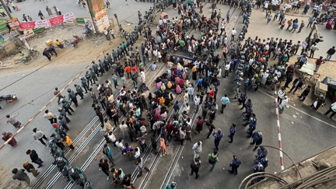 শিক্ষার্থীদের ঘিরে রেখেছে পুলিশ, সামনে আনা হয়েছে জলকামান