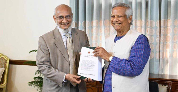 প্রধান উপদেষ্টার কাছে ৬ সংস্কার কমিশন প্রধানের প্রতিবেদন