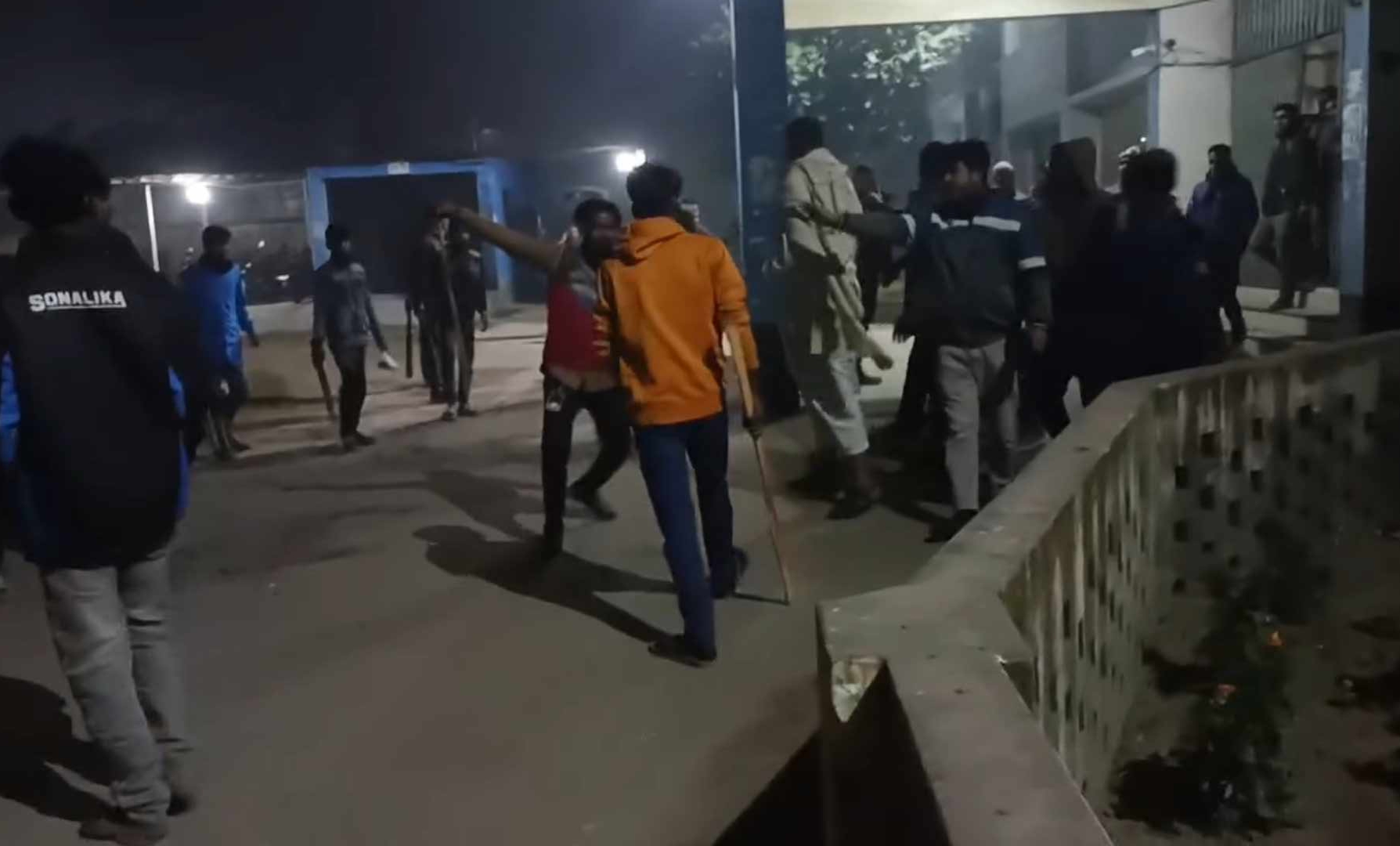 কিশোরগঞ্জে লাঠি নিয়ে থানায় দূর্বৃত্তরা, নিরুপায় পুলিশ