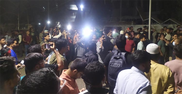 গেট ভেঙে ধানমন্ডি ৩২ নম্বরের বাড়িতে ঢুকে ছাত্র-জনতার ভাঙচুর