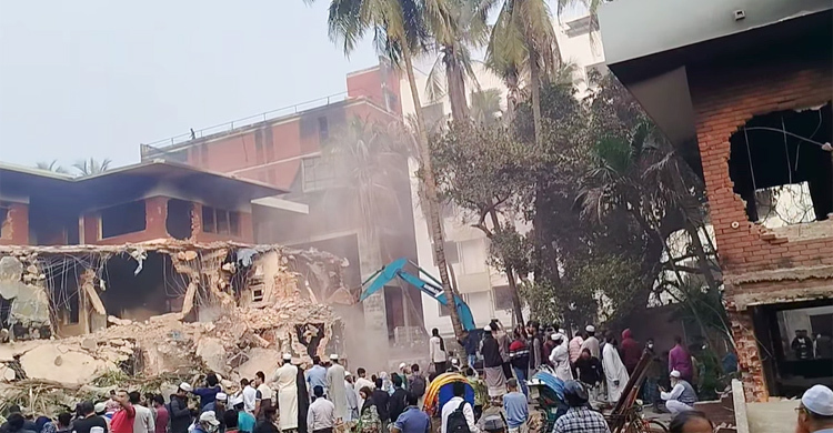 শেখ মুজিবের বাড়ি বুলডোজার দিয়ে গুঁড়িয়ে দেয়া হয়েছে