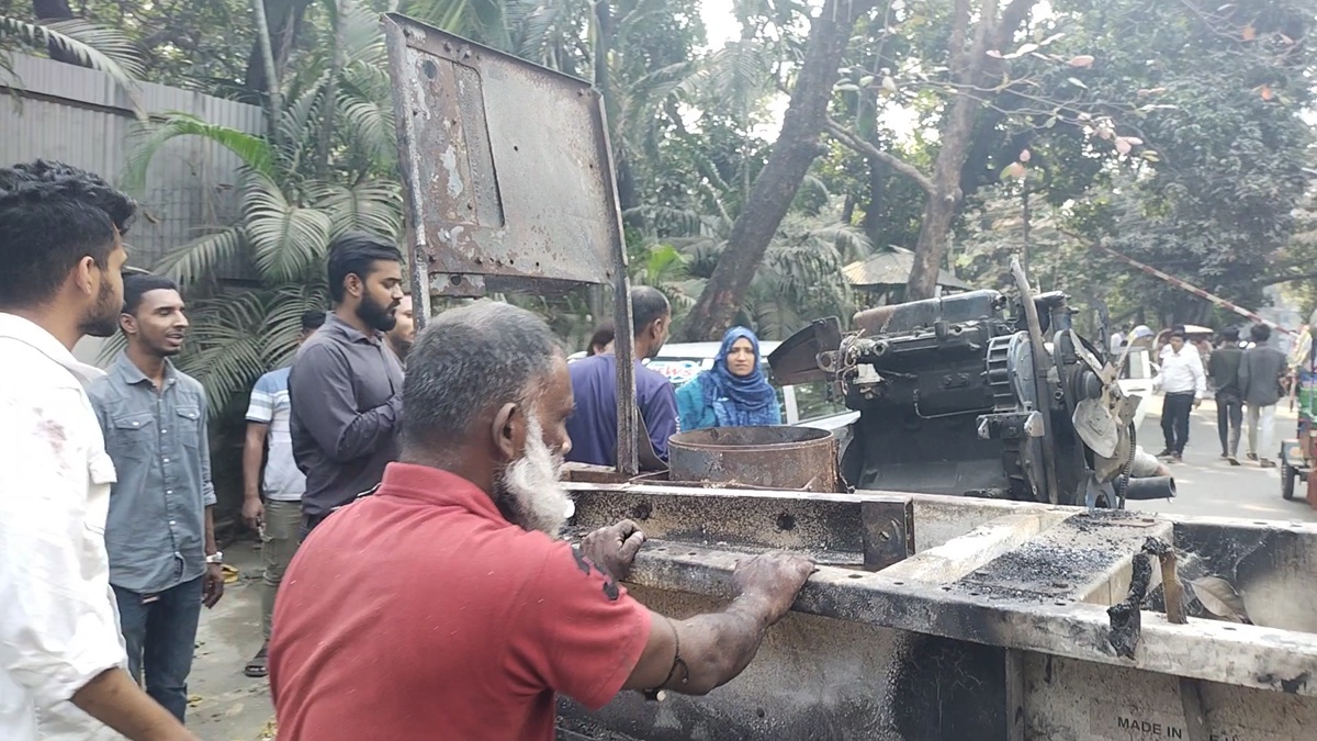 হাসিনার সুধা সদন পুরোটাই ধ্বংসস্তূপ, মালামাল নিয়ে যাচ্ছে জনতা