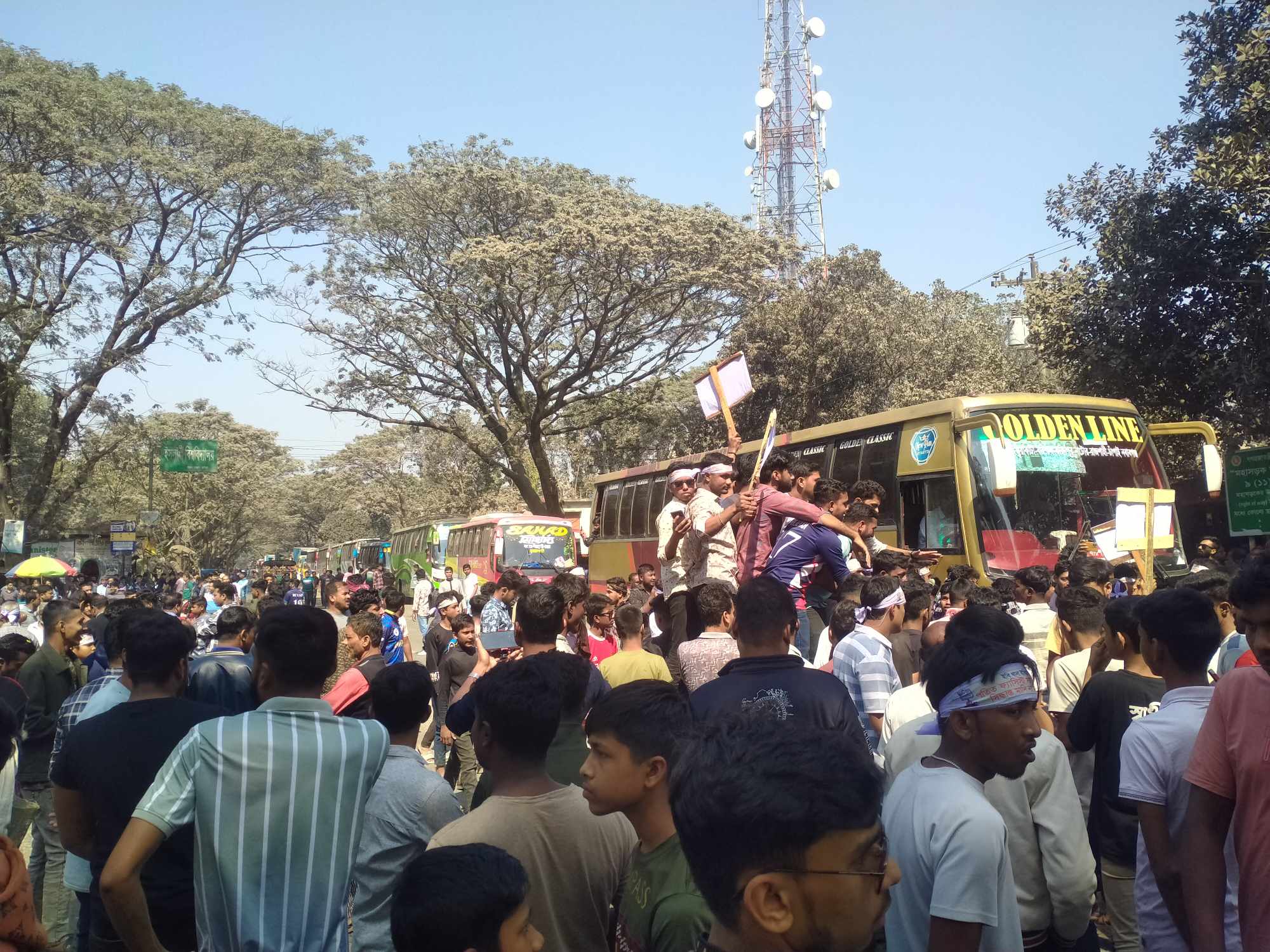 ইবি থানা স্থানান্তরের প্রতিবাদে মহাসড়ক অবরোধ