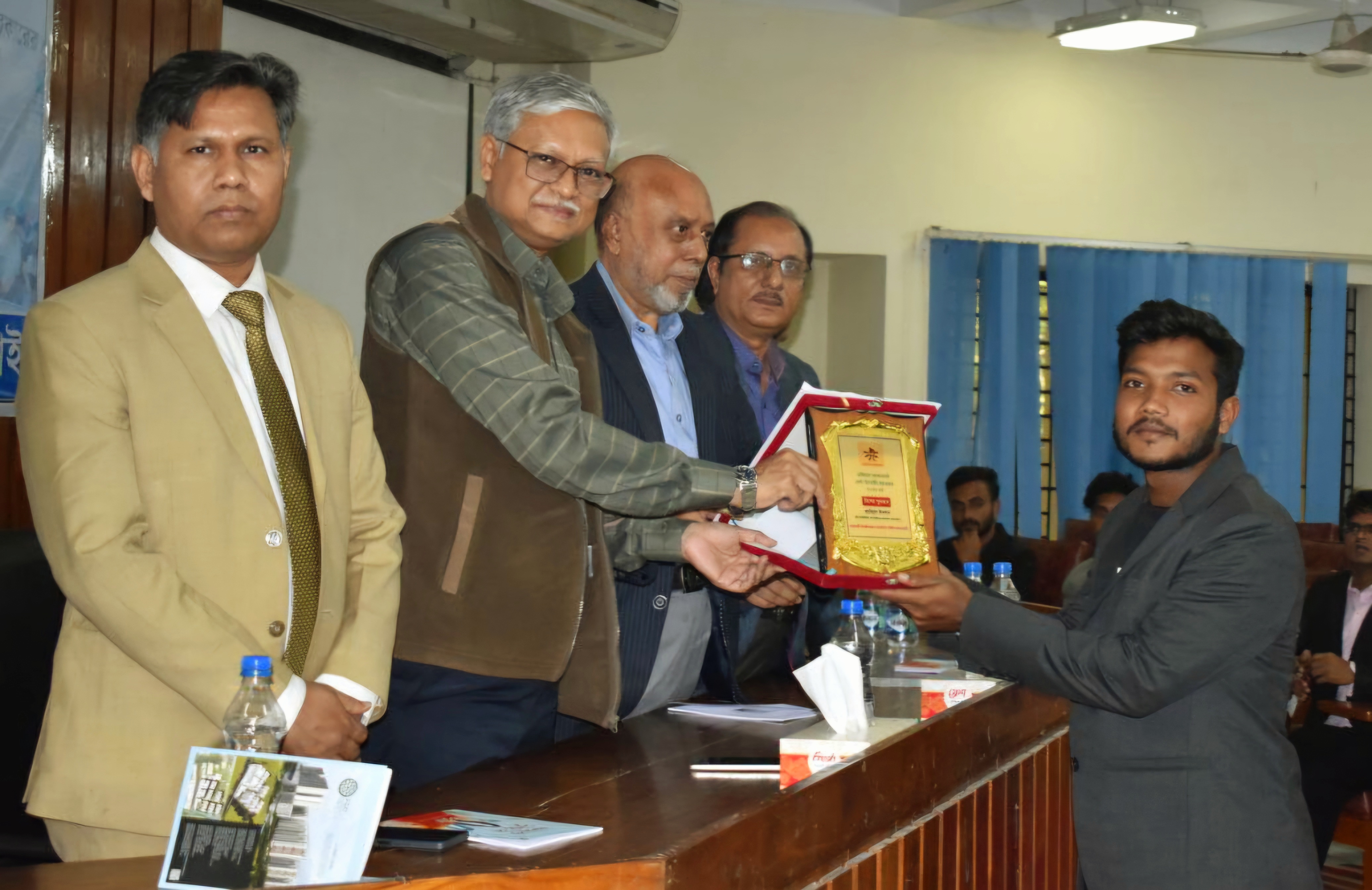 রাবি সময় জার্নাল প্রতিনিধি পেলেন বেস্ট রিপোর্টিং অ্যাওয়ার্ড