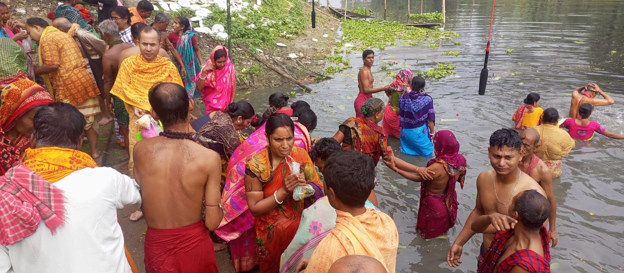 ফরিদপুরে শত বছরের পূণ্যস্নানে ঢল পূণ্যার্থীদের