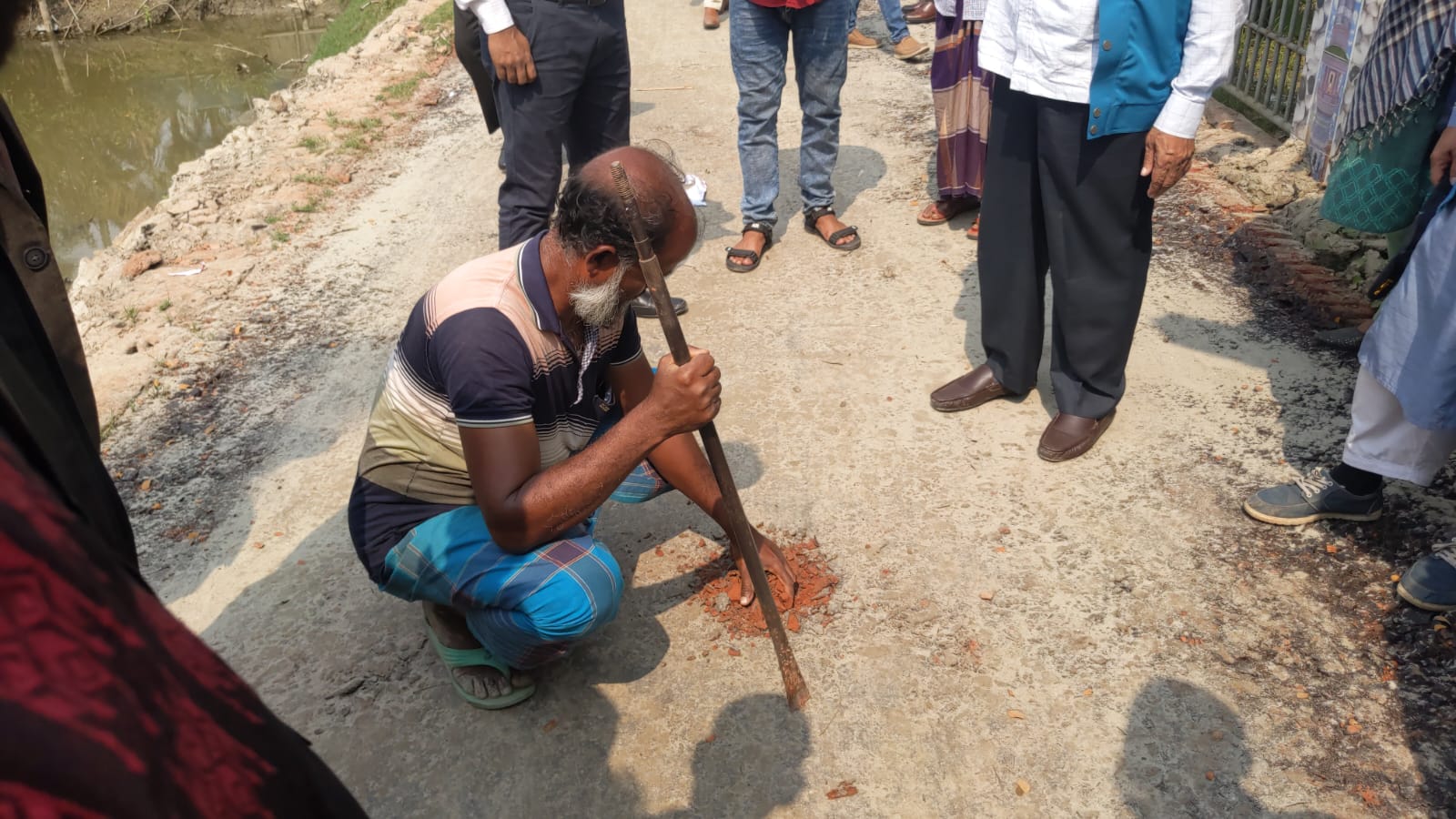 বাগেরহাটে সড়ক নির্মানে নিম্নমানের খোয়া ব্যবহার, অভিযান চালালো দুদক
