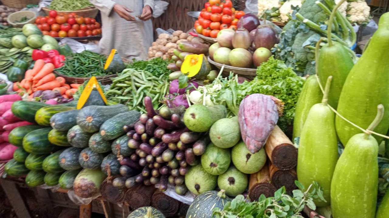 শাক-সবজি মিলছে ‘সস্তায়’, ভোগাচ্ছে মাছ-মাংস-ভোজ্য তেল